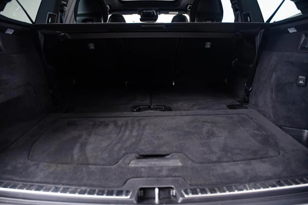 2.0 T8 Recharge AWD R-Design Panoramadak - Trekhaak - B&W - Luchtvering - Head up - achterbank verwarmd - Visual Park Assist - Parkeerverwarming met timer - Verwarmbaar stuurwiel -