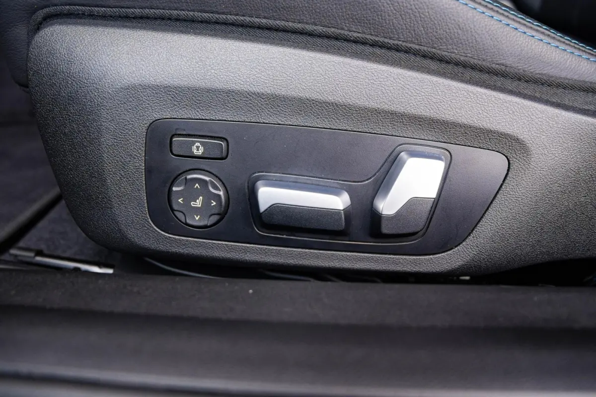 M2 Parking/Driving Assistant - Active Cruise Control - Harman Kardon - Ambiance verlichting - Stuurwielrand verwarmd - Elektrische verstelbare/verwarmde stoelen - Comfort Acces