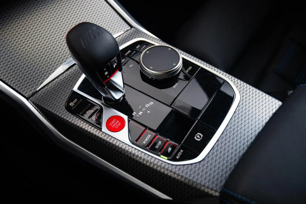 M2 Parking/Driving Assistant - Active Cruise Control - Harman Kardon - Ambiance verlichting - Stuurwielrand verwarmd - Elektrische verstelbare/verwarmde stoelen - Comfort Acces