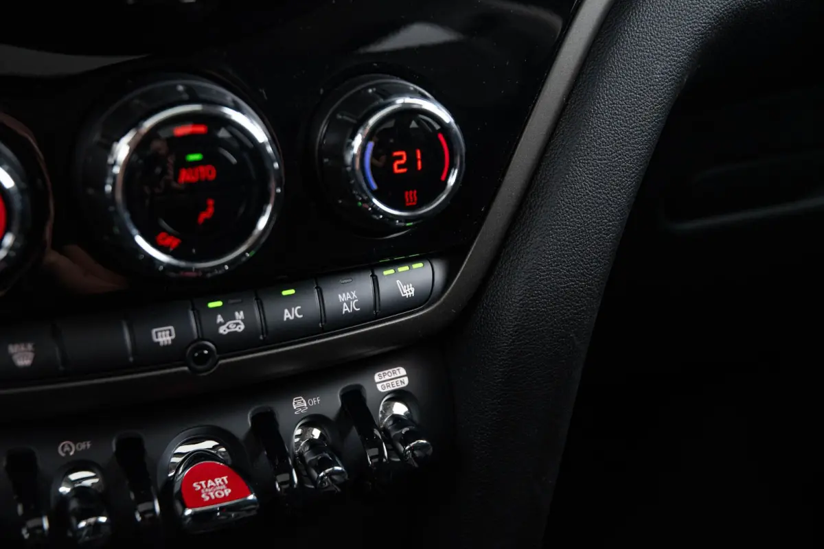 1.5 Cooper Panoramdak - Active Cruise Control - Driving/park Assistant - Harman Kardon - Achteruitrijcamera - Comfort acces - Elektrisch verwarmbare/verstelbare voorstoelen -