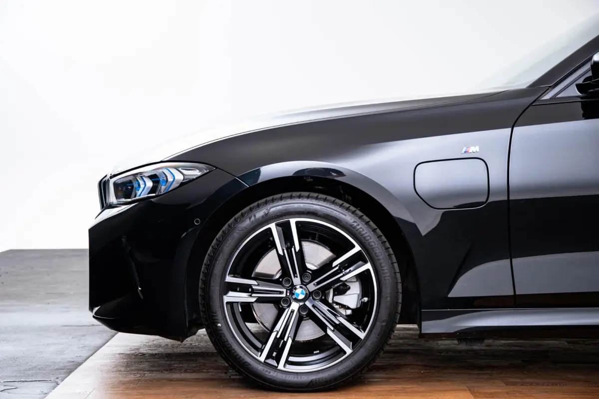 330e M Sport - Comfort Access - Active Cruise Control - Zonneschermen achterramen - Elektrisch verstelbare/verwarmde voorstoelen - Parking Assistant Plus - Getinte ruiten -