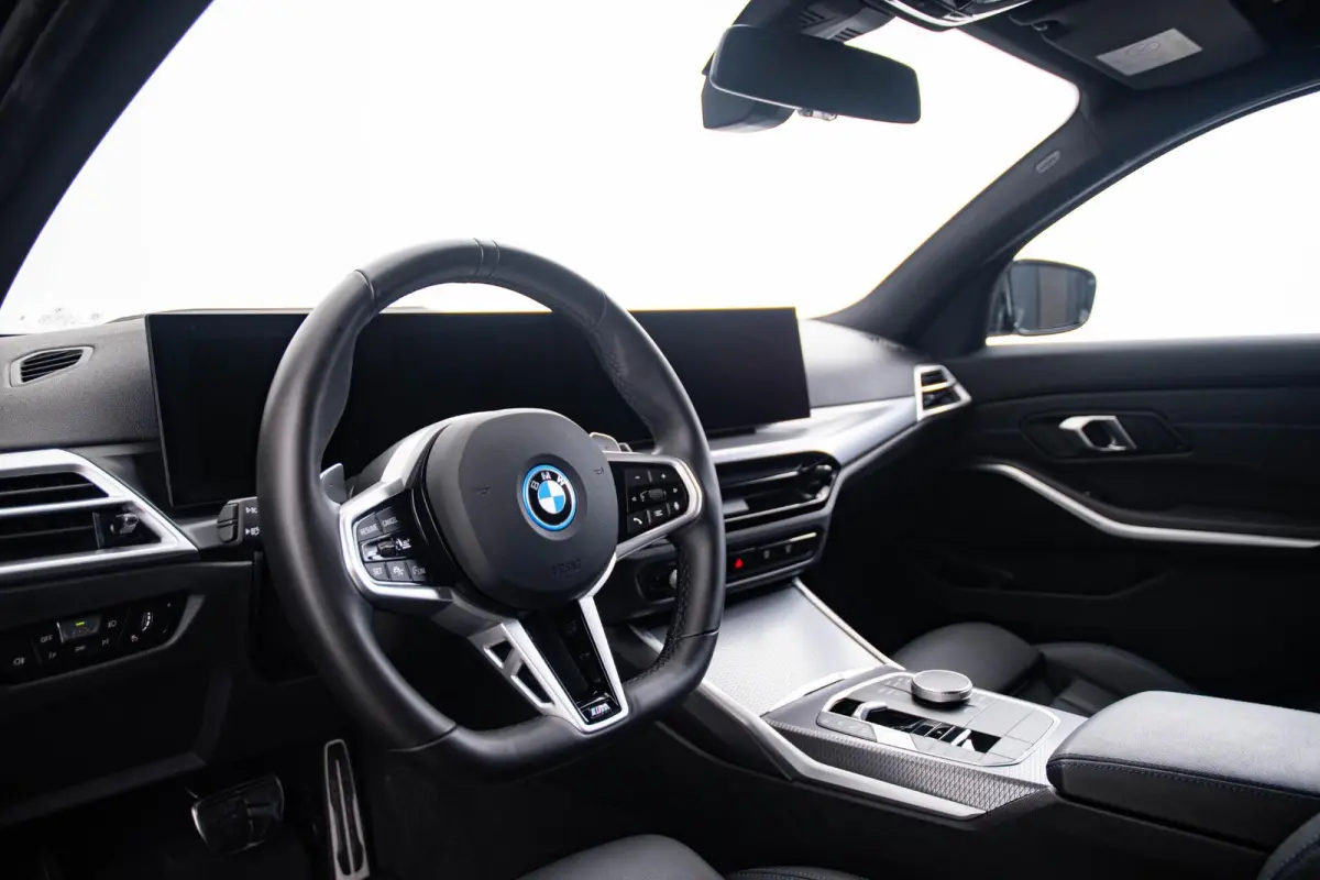 330e M Sport - Comfort Access - Active Cruise Control - Zonneschermen achterramen - Elektrisch verstelbare/verwarmde voorstoelen - Parking Assistant Plus - Getinte ruiten -
