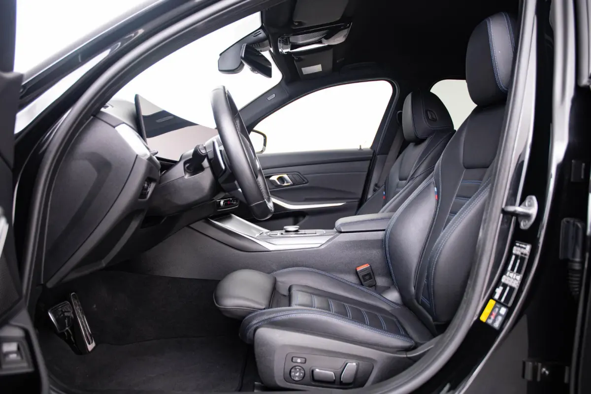 330e M Sport - Comfort Access - Active Cruise Control - Zonneschermen achterramen - Elektrisch verstelbare/verwarmde voorstoelen - Parking Assistant Plus - Getinte ruiten -