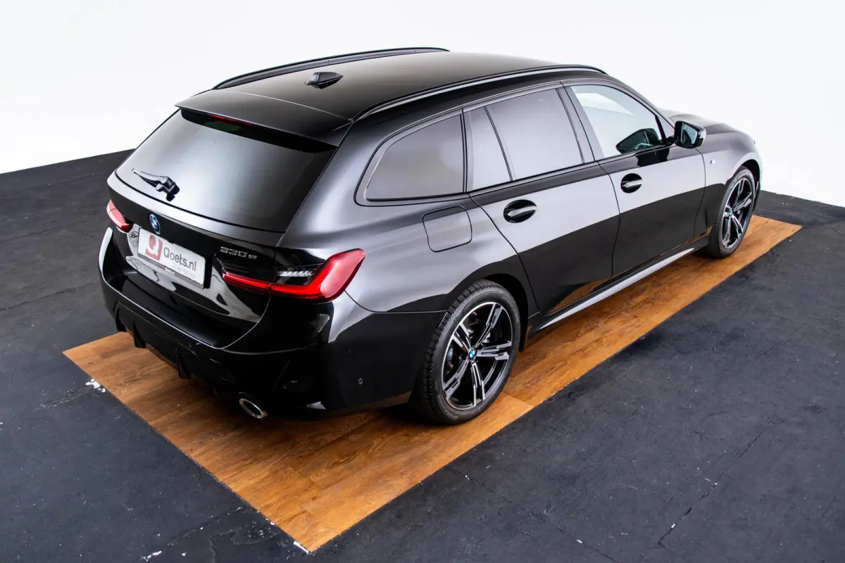 330e M Sport - Comfort Access - Active Cruise Control - Zonneschermen achterramen - Elektrisch verstelbare/verwarmde voorstoelen - Parking Assistant Plus - Getinte ruiten -