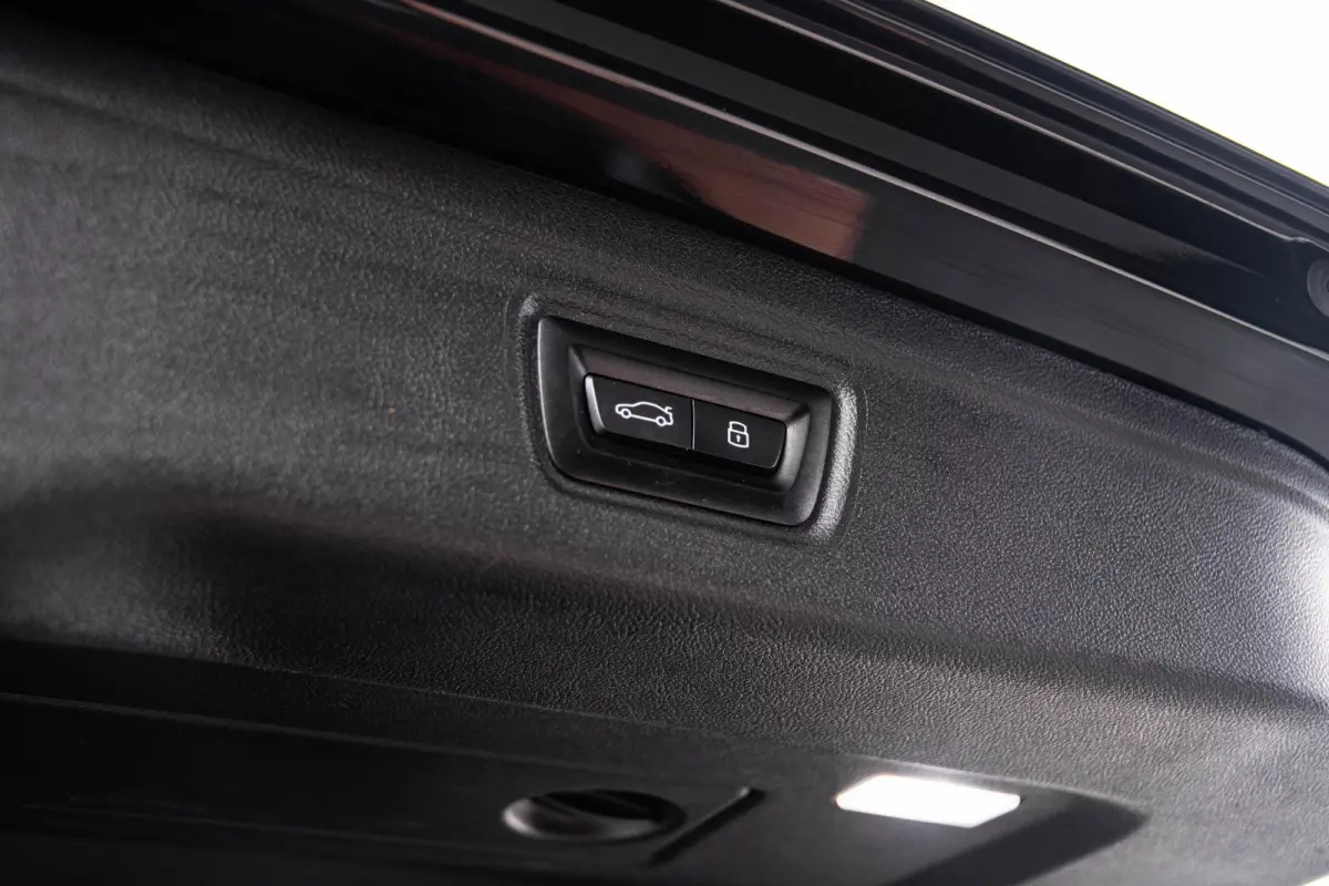 330e M Sport - Comfort Access - Active Cruise Control - Zonneschermen achterramen - Elektrisch verstelbare/verwarmde voorstoelen - Parking Assistant Plus - Getinte ruiten -