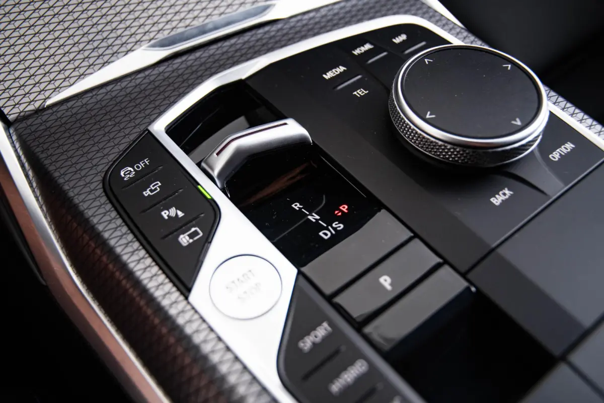 330e M Sport - Comfort Access - Active Cruise Control - Zonneschermen achterramen - Elektrisch verstelbare/verwarmde voorstoelen - Parking Assistant Plus - Getinte ruiten -