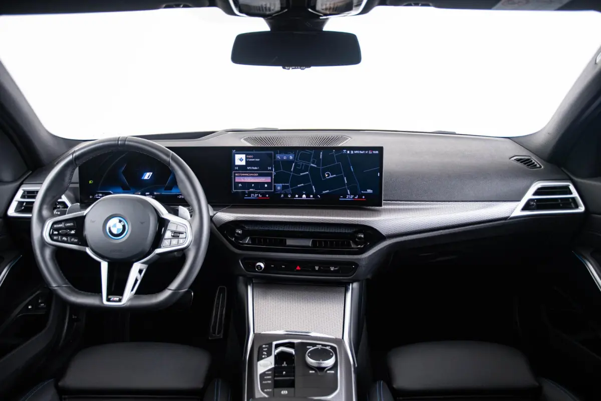 330e M Sport - Comfort Access - Active Cruise Control - Zonneschermen achterramen - Elektrisch verstelbare/verwarmde voorstoelen - Parking Assistant Plus - Getinte ruiten -