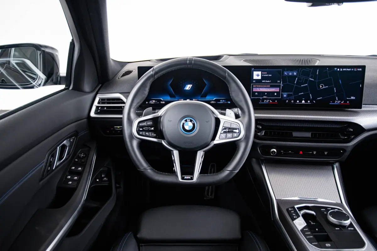 330e M Sport - Comfort Access - Active Cruise Control - Zonneschermen achterramen - Elektrisch verstelbare/verwarmde voorstoelen - Parking Assistant Plus - Getinte ruiten -