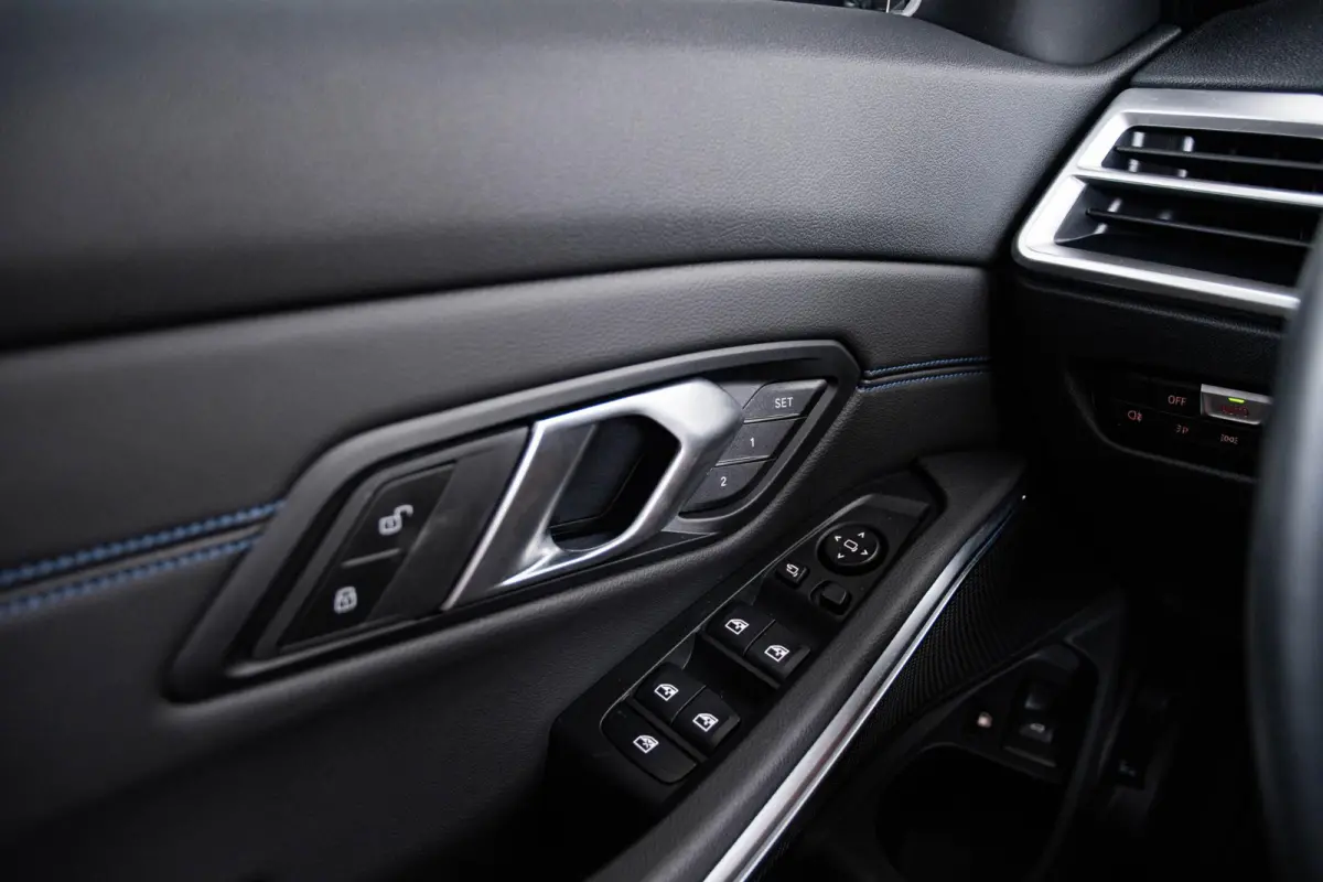 330e M Sport - Comfort Access - Active Cruise Control - Zonneschermen achterramen - Elektrisch verstelbare/verwarmde voorstoelen - Parking Assistant Plus - Getinte ruiten -