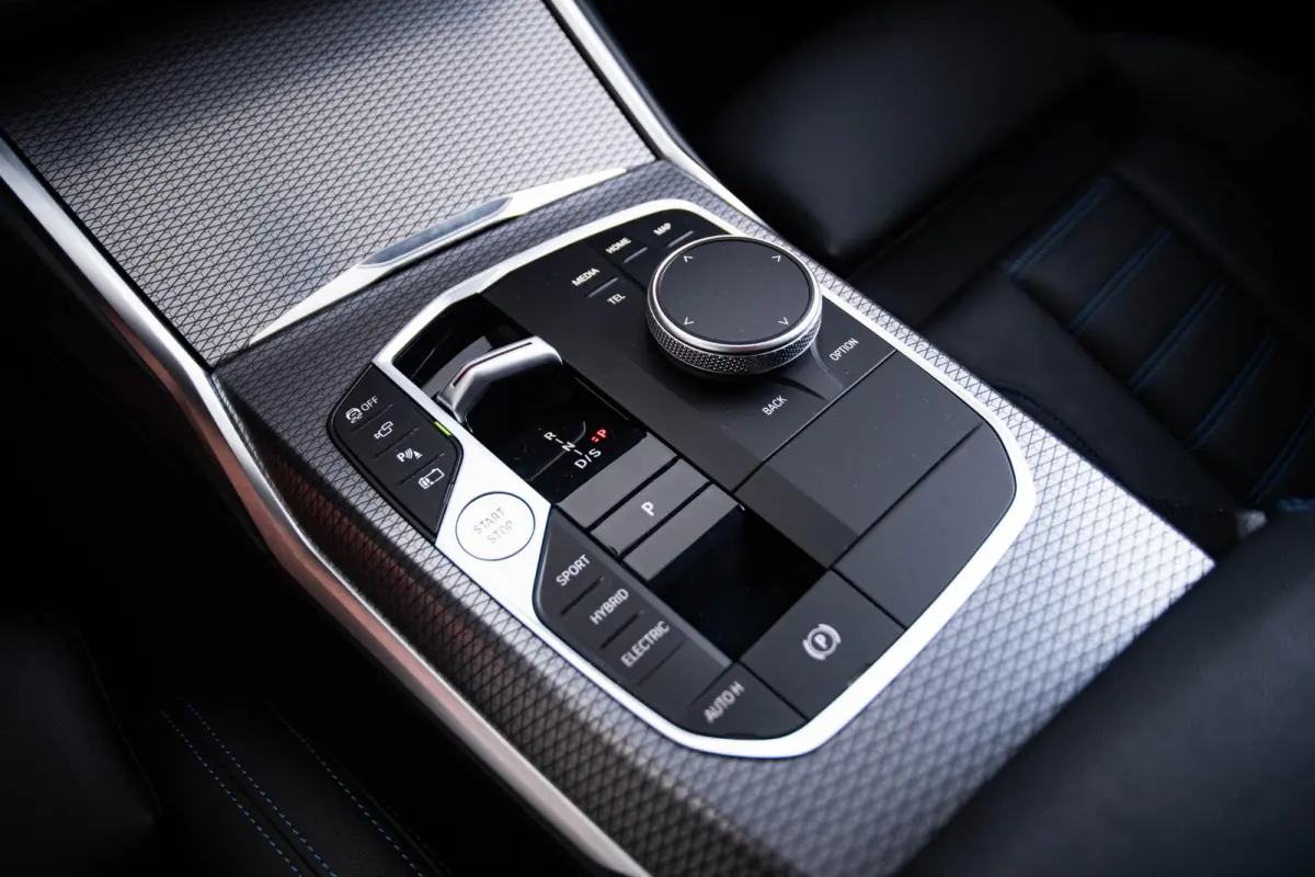 330e M Sport - Comfort Access - Active Cruise Control - Zonneschermen achterramen - Elektrisch verstelbare/verwarmde voorstoelen - Parking Assistant Plus - Getinte ruiten -