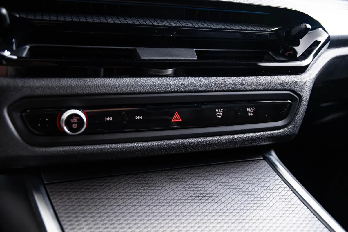330e M Sport - Comfort Access - Active Cruise Control - Zonneschermen achterramen - Elektrisch verstelbare/verwarmde voorstoelen - Parking Assistant Plus - Getinte ruiten -