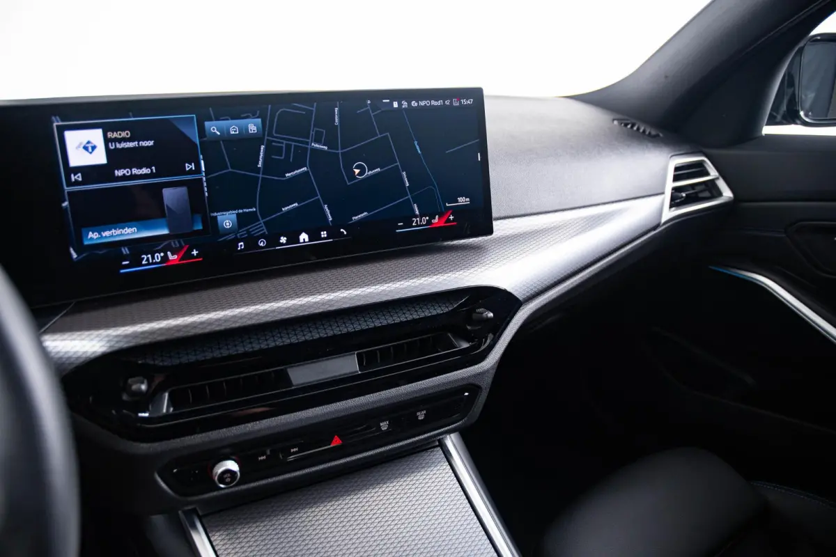 330e M Sport - Comfort Access - Active Cruise Control - Zonneschermen achterramen - Elektrisch verstelbare/verwarmde voorstoelen - Parking Assistant Plus - Getinte ruiten -
