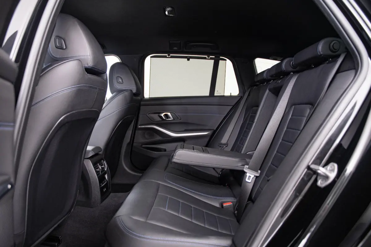 330e M Sport - Comfort Access - Active Cruise Control - Zonneschermen achterramen - Elektrisch verstelbare/verwarmde voorstoelen - Parking Assistant Plus - Getinte ruiten -