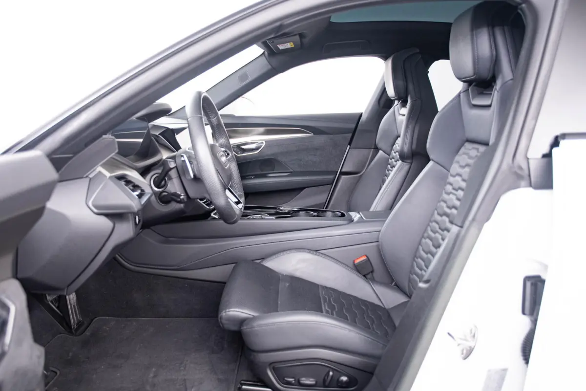 Quattro 93 kWh Sportstoelen pro - B&O - Head up - Assistentiepakket Tour - Dynamic pakket - Adaptive air suspension - quattro met gereguleerde achteras sperdifferentieel - Privacy glas -
