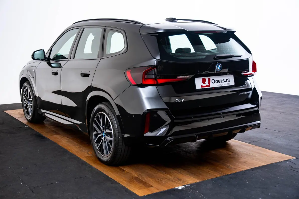 xDrive25e M Sport - Trekhaak - Driving Assistant Plus - Premium Pack - Elektrisch verwarmde voorstoelen - Sportstoelen - Grootlichtassistent -
