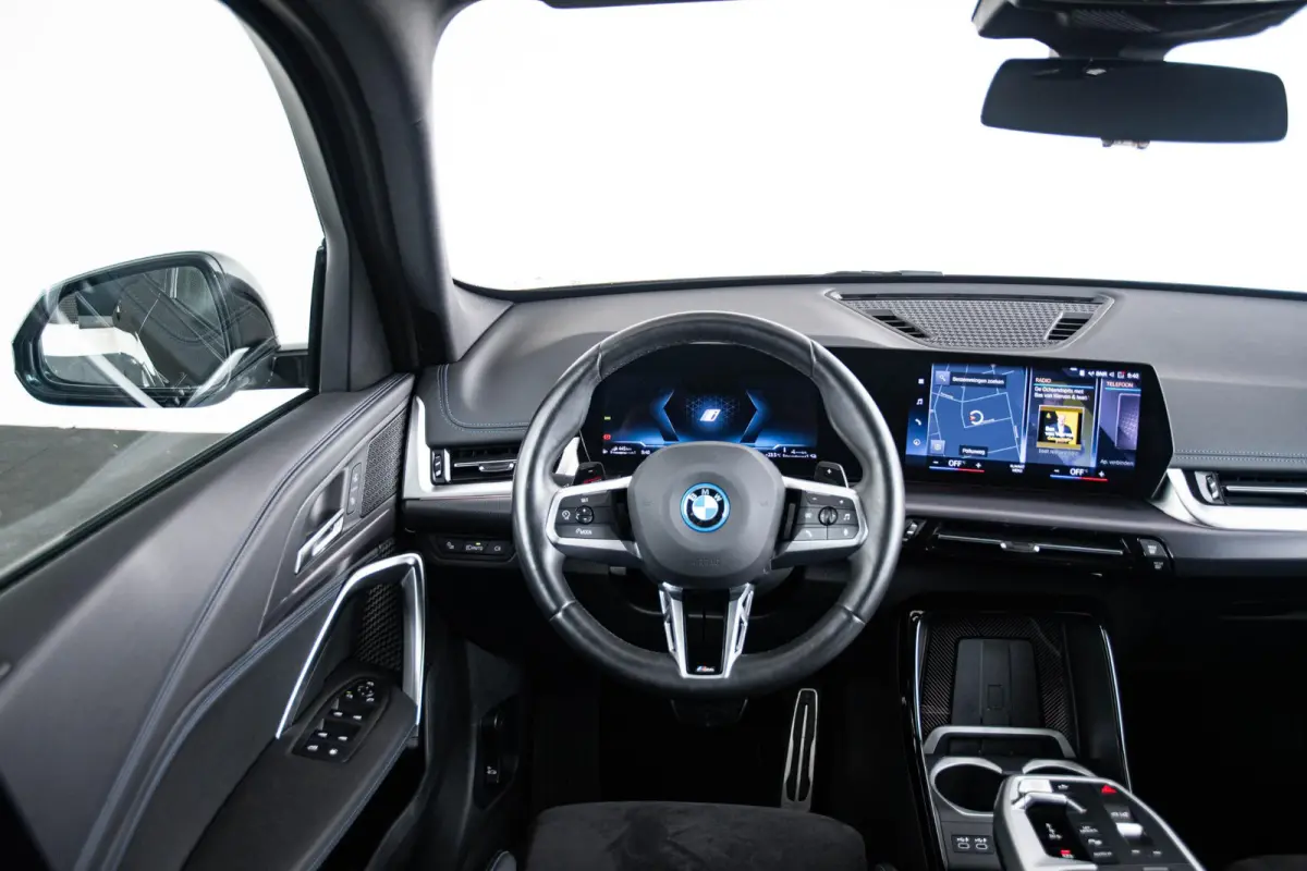 xDrive25e M Sport - Trekhaak - Driving Assistant Plus - Premium Pack - Elektrisch verwarmde voorstoelen - Sportstoelen - Grootlichtassistent -