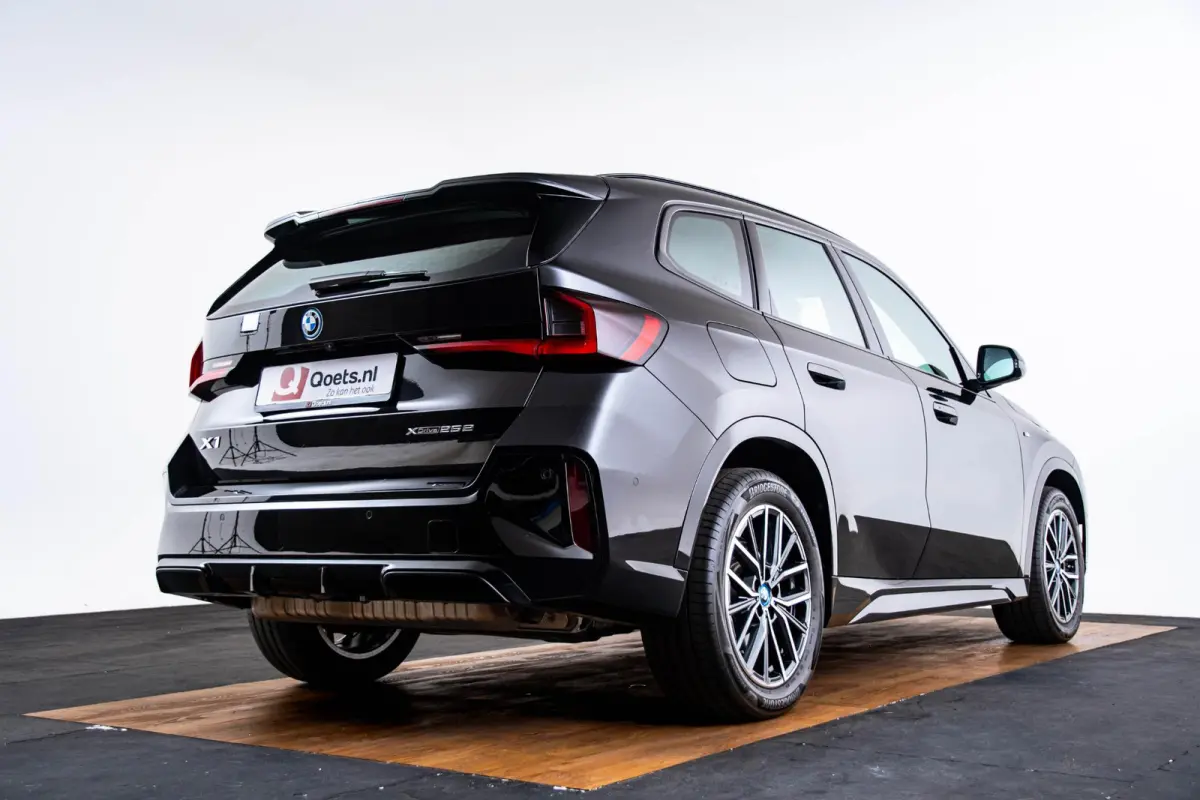 xDrive25e M Sport - Trekhaak - Driving Assistant Plus - Premium Pack - Elektrisch verwarmde voorstoelen - Sportstoelen - Grootlichtassistent -