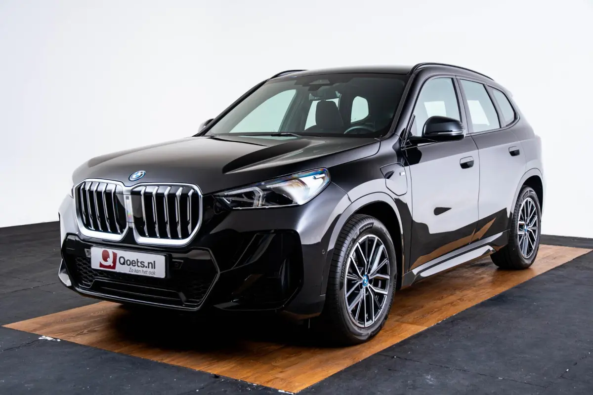xDrive25e M Sport - Trekhaak - Driving Assistant Plus - Premium Pack - Elektrisch verwarmde voorstoelen - Sportstoelen - Grootlichtassistent -