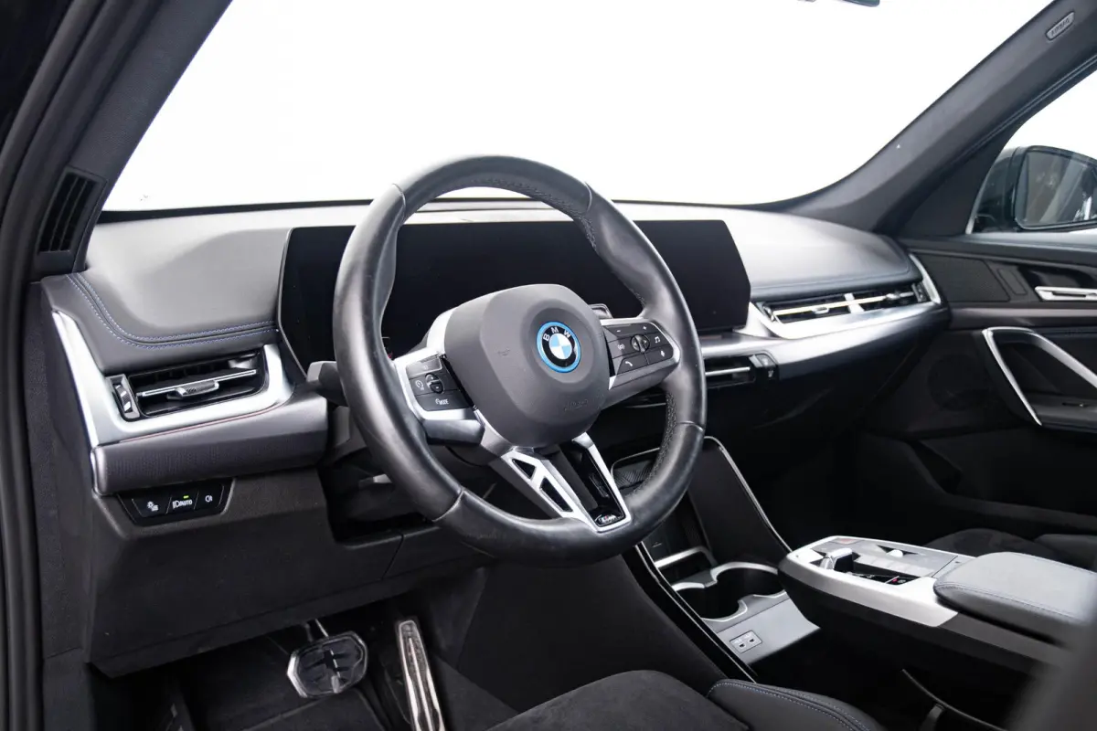 xDrive25e M Sport - Trekhaak - Driving Assistant Plus - Premium Pack - Elektrisch verwarmde voorstoelen - Sportstoelen - Grootlichtassistent -