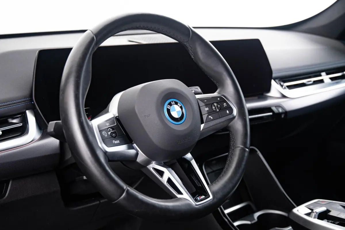 xDrive25e M Sport - Trekhaak - Driving Assistant Plus - Premium Pack - Elektrisch verwarmde voorstoelen - Sportstoelen - Grootlichtassistent -