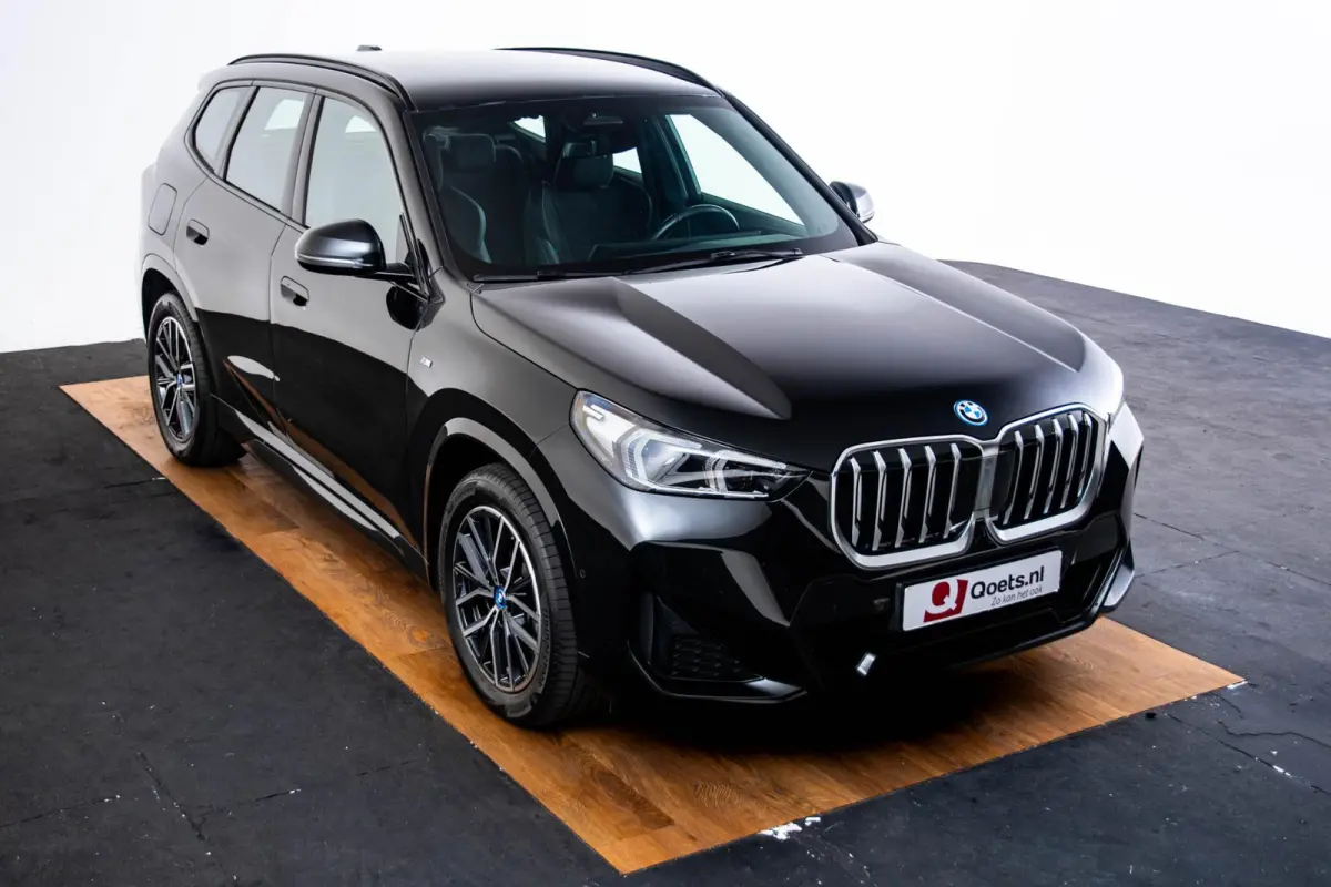 xDrive25e M Sport - Trekhaak - Driving Assistant Plus - Premium Pack - Elektrisch verwarmde voorstoelen - Sportstoelen - Grootlichtassistent -