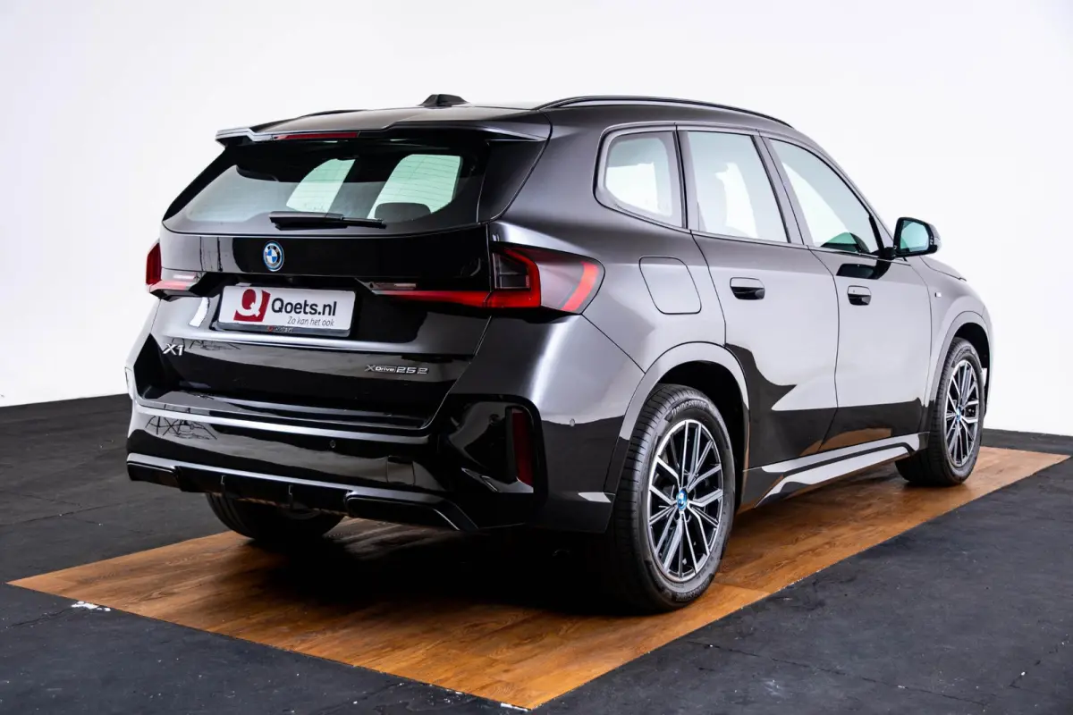xDrive25e M Sport - Trekhaak - Driving Assistant Plus - Premium Pack - Elektrisch verwarmde voorstoelen - Sportstoelen - Grootlichtassistent -
