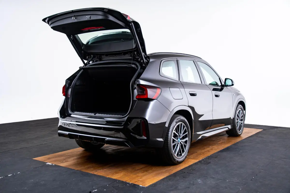 xDrive25e M Sport - Trekhaak - Driving Assistant Plus - Premium Pack - Elektrisch verwarmde voorstoelen - Sportstoelen - Grootlichtassistent -