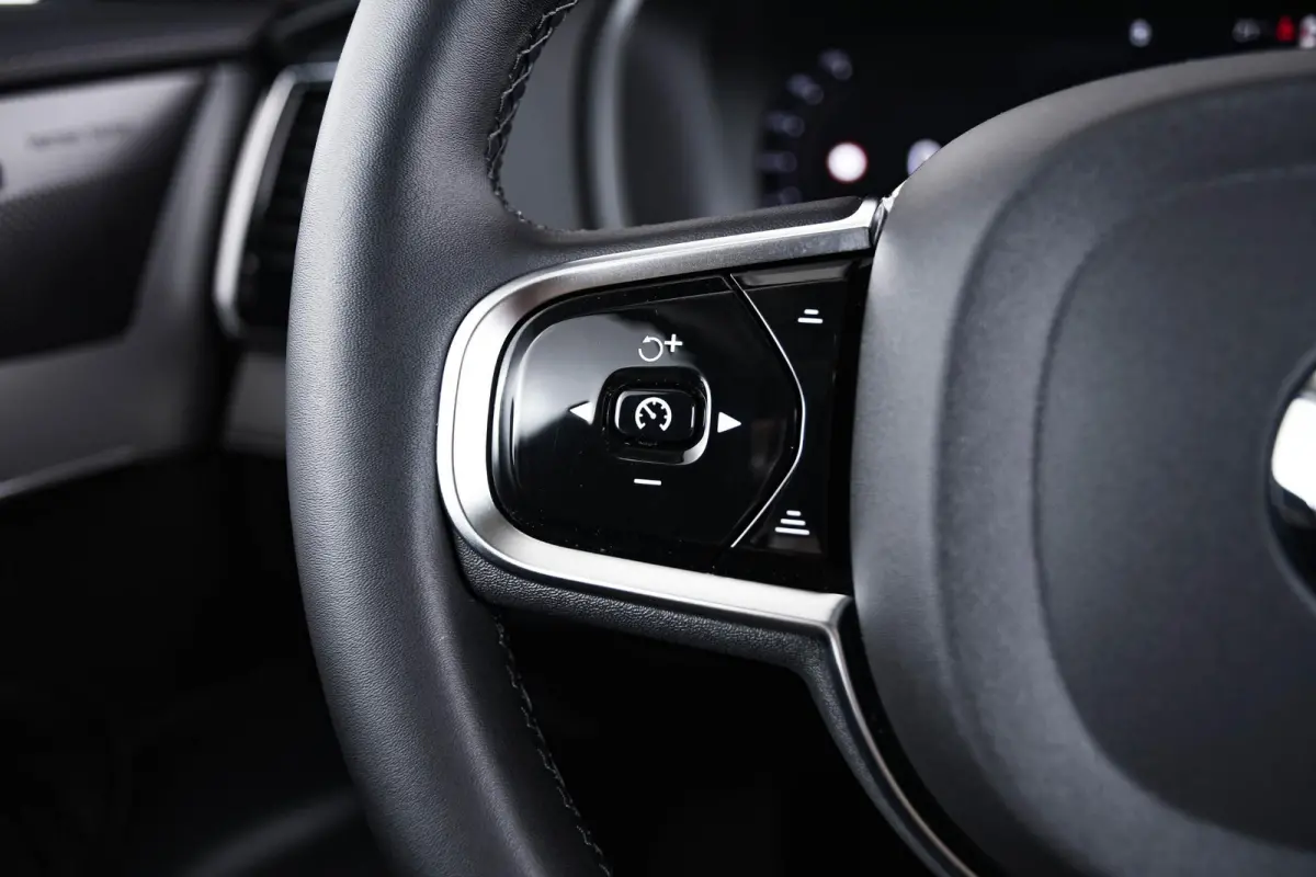 2.0 T8 Plug-in hybrid AWD Ultra Dark Trekhaak - Panoramadak - Adaptieve Cruise Control - Harman Kardon - Head up - Stoelverwarming voor/achter - Zongordijnen achterportieren - Visual Park As