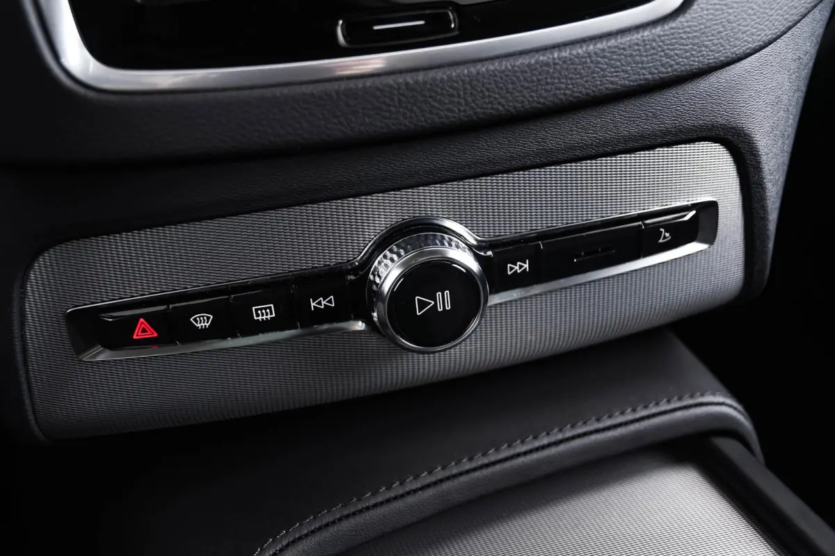 2.0 T8 Plug-in hybrid AWD Ultra Dark Trekhaak - Panoramadak - Adaptieve Cruise Control - Harman Kardon - Head up - Stoelverwarming voor/achter - Zongordijnen achterportieren - Visual Park As