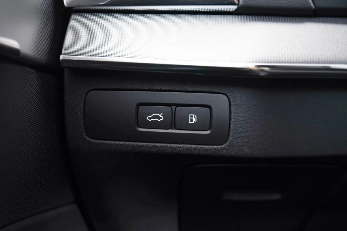 2.0 T8 Plug-in hybrid AWD Ultra Dark Trekhaak - Panoramadak - Adaptieve Cruise Control - Harman Kardon - Head up - Stoelverwarming voor/achter - Zongordijnen achterportieren - Visual Park As