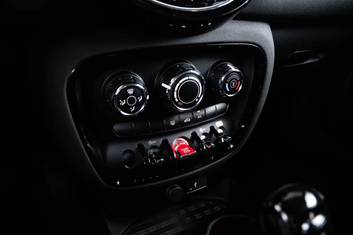 1.5 One Classic LED koplampen - PDC - Navigatie - Airco - 17 inch - Cruise Control - Sportstoelen
