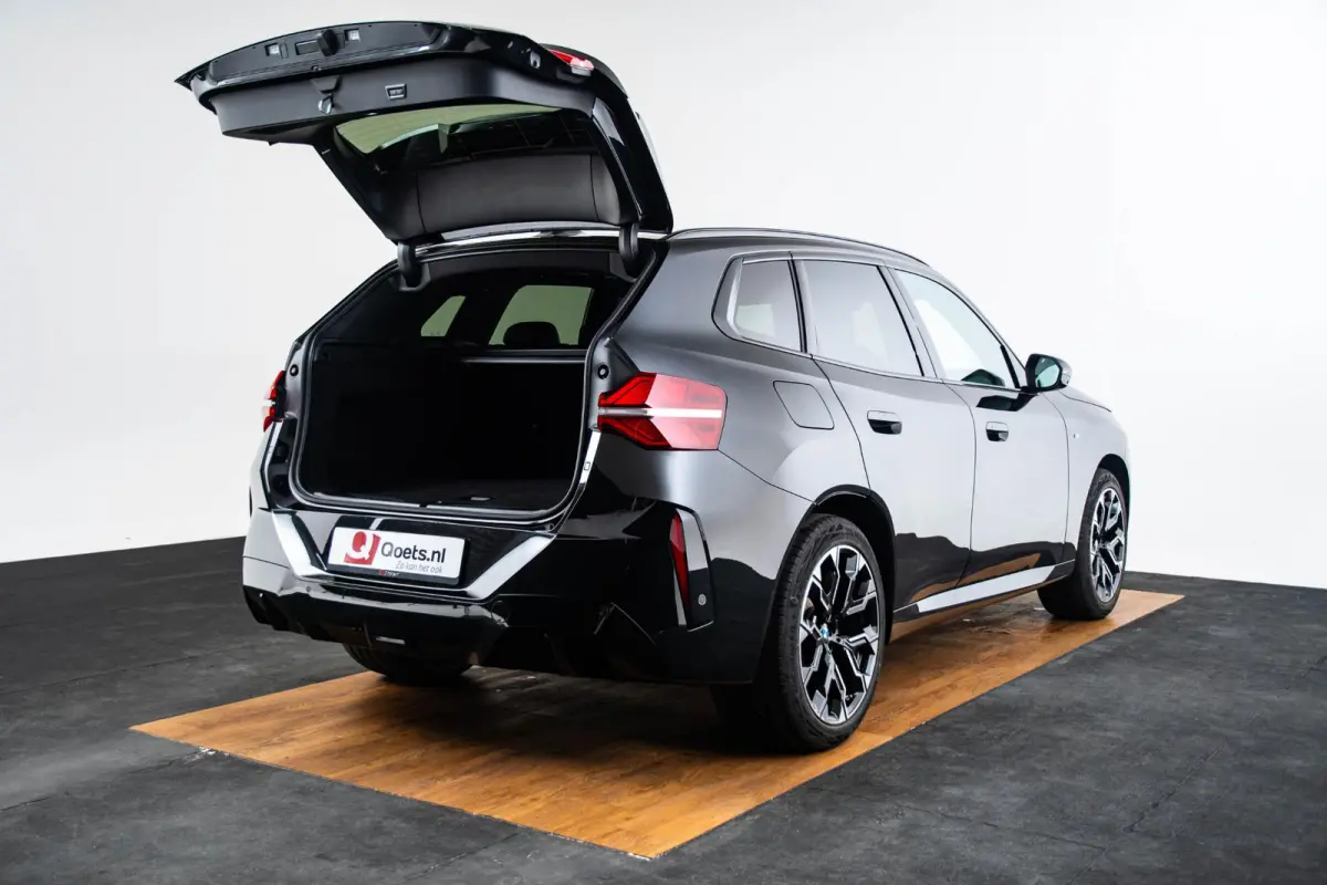 30e xDrive M Sport - Trekhaak - Panoramadak - Premium Pack - Professional Pack - Sportstoelen - Parking/Driving Assistant Plus - Harman Kardon - Comfort Access - getinte Ruiten
