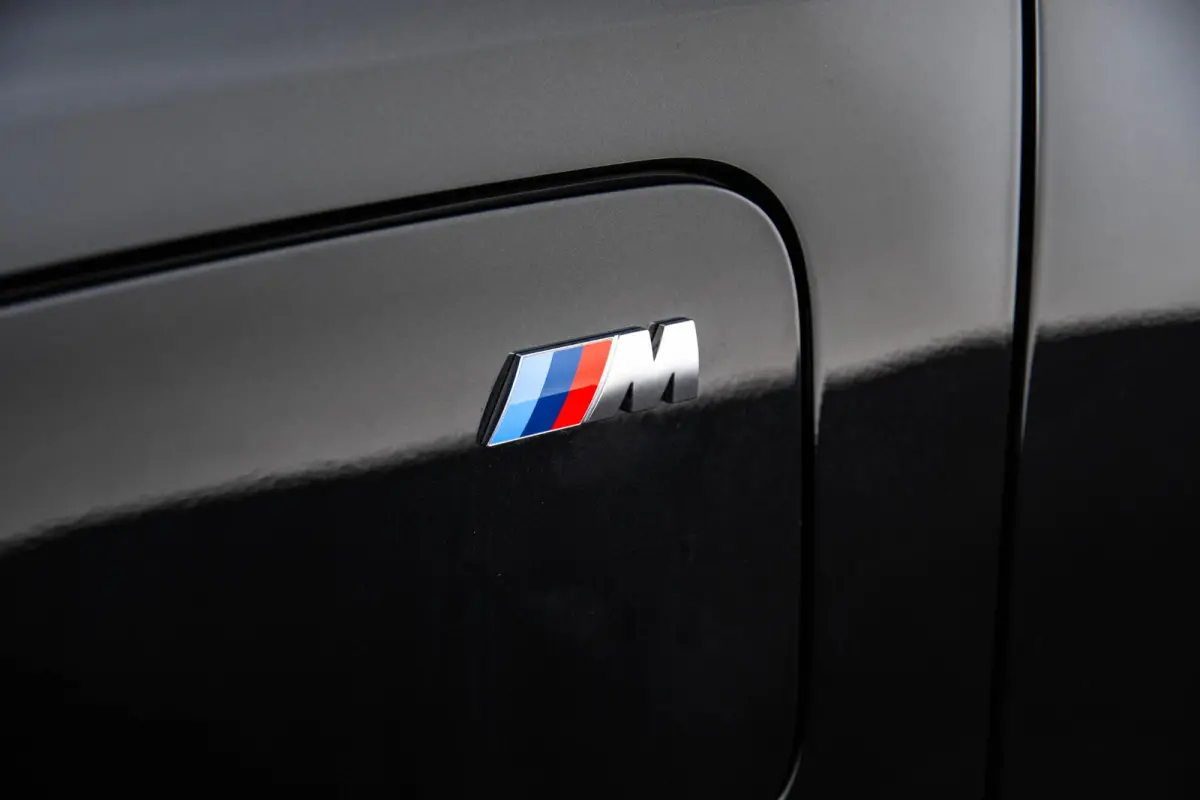 30e xDrive M Sport - Trekhaak - Panoramadak - Premium Pack - Professional Pack - Sportstoelen - Parking/Driving Assistant Plus - Harman Kardon - Comfort Access - getinte Ruiten