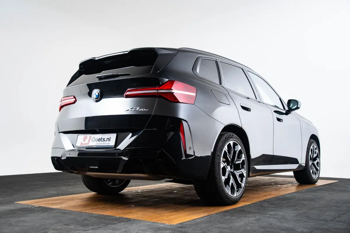 30e xDrive M Sport - Trekhaak - Panoramadak - Premium Pack - Professional Pack - Sportstoelen - Parking/Driving Assistant Plus - Harman Kardon - Comfort Access - getinte Ruiten