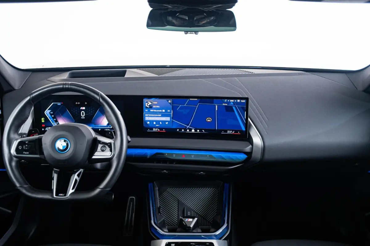 30e xDrive M Sport - Trekhaak - Panoramadak - Premium Pack - Professional Pack - Sportstoelen - Parking/Driving Assistant Plus - Harman Kardon - Comfort Access - getinte Ruiten