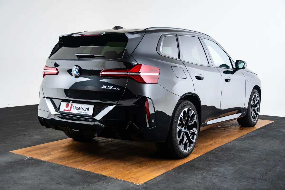 30e xDrive M Sport - Trekhaak - Panoramadak - Premium Pack - Professional Pack - Sportstoelen - Parking/Driving Assistant Plus - Harman Kardon - Comfort Access - getinte Ruiten
