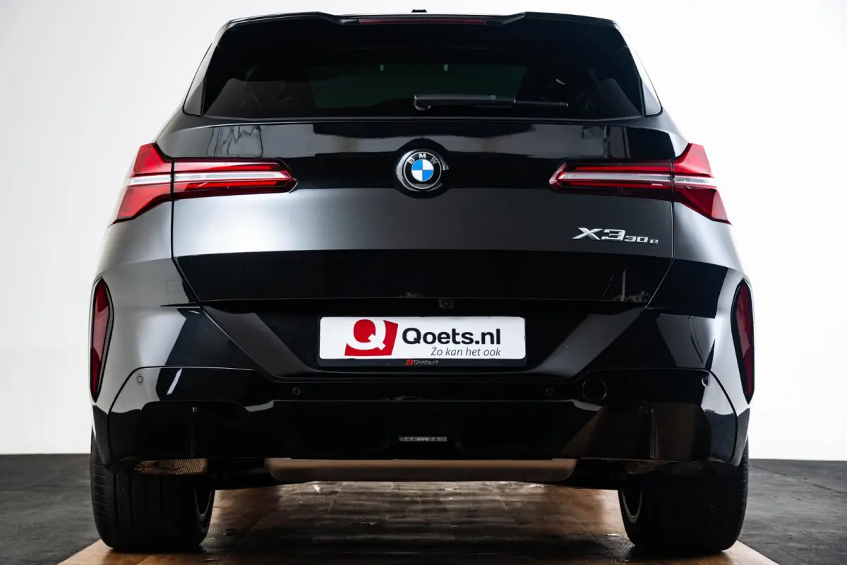 30e xDrive M Sport - Trekhaak - Panoramadak - Premium Pack - Professional Pack - Sportstoelen - Parking/Driving Assistant Plus - Harman Kardon - Comfort Access - getinte Ruiten