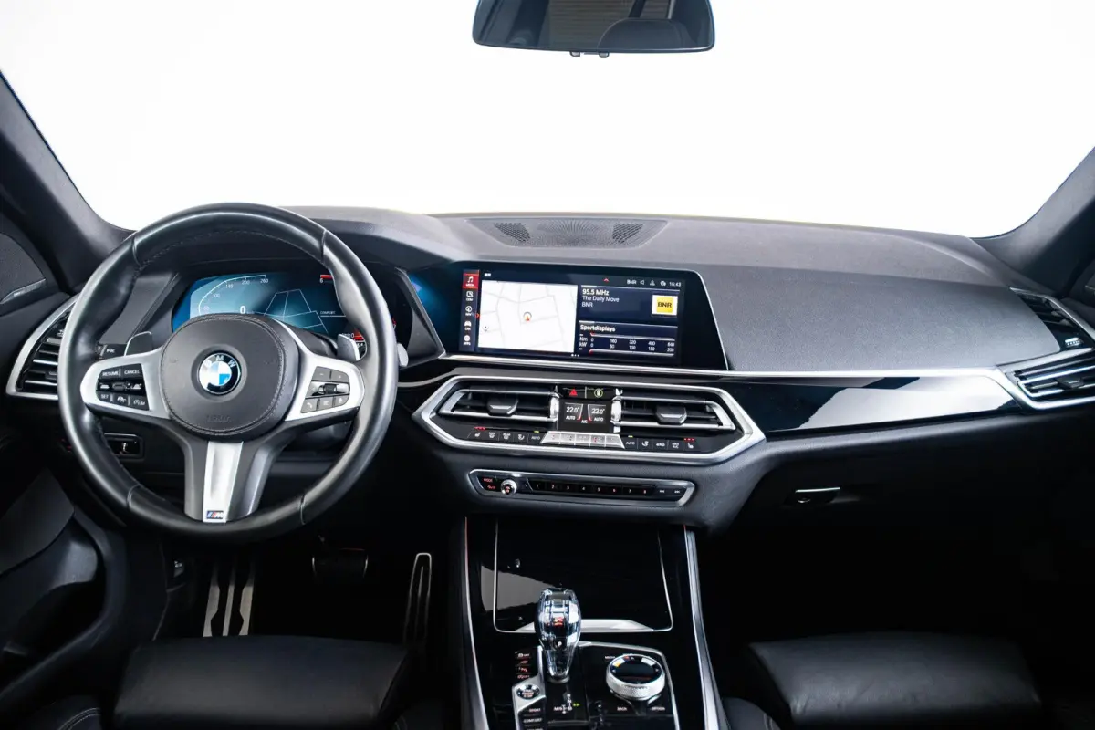 xDrive30d High Executive M Sport - Trekhaak - Panoramadak - Comfortstoelen - Warmte Comfort Pack - CraftedClarity - Getinte Ruiten - Comfort Access - Active Cruise Control - Parking Assistan