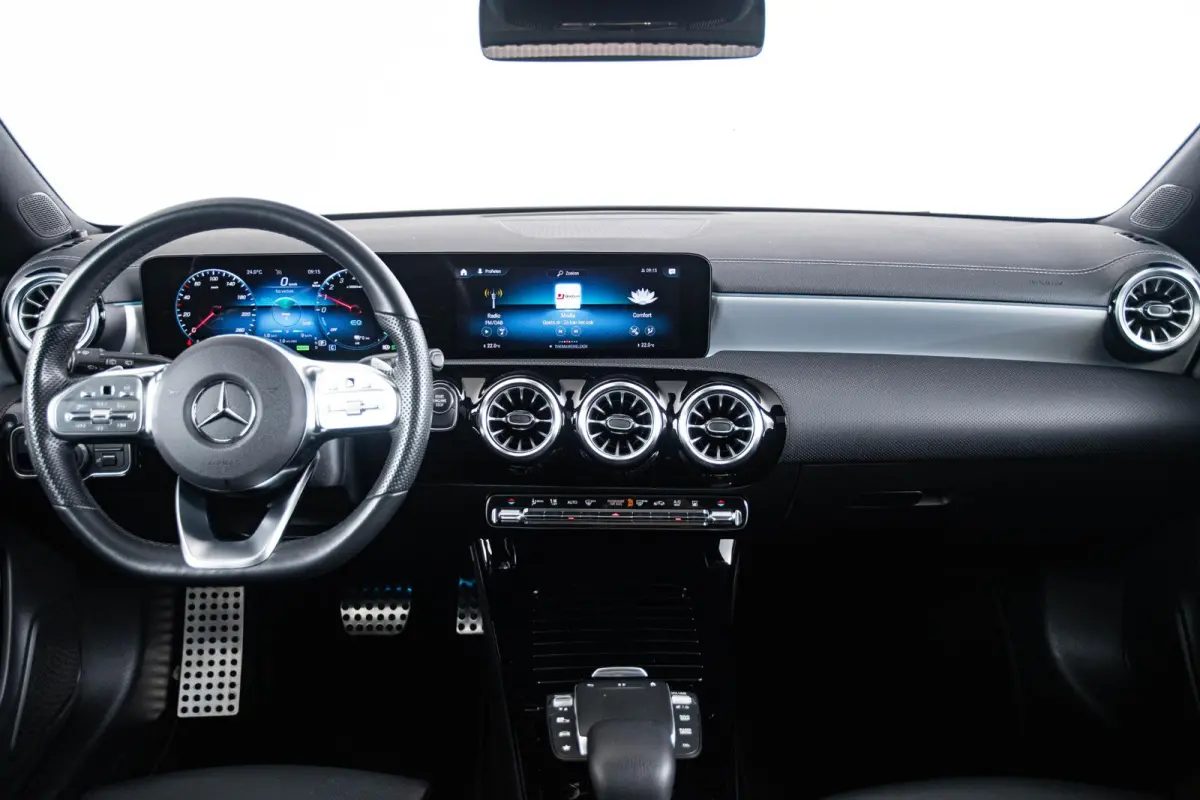 250 e AMG Line Panoramadak - Trekhaak - Sfeerverlichting - Memorystoelen - Stoelverwarming - Dodehoekassistent - Camera - 19 inch - Lederpakket
