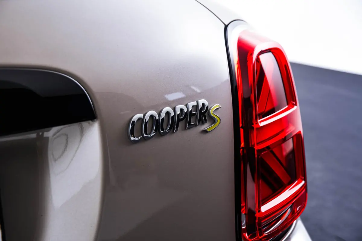 Cooper ALL4 Active Cruise Control - Elektrisch verstelbare/verwarmbare stoelen - Comfort acces - Elektrische achterklep - Driving Assistant - Head up - Elektrisch inklapbare buitenspiegels -