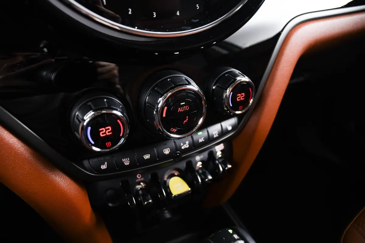 Cooper ALL4 Active Cruise Control - Elektrisch verstelbare/verwarmbare stoelen - Comfort acces - Elektrische achterklep - Driving Assistant - Head up - Elektrisch inklapbare buitenspiegels -