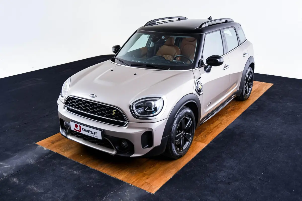 Cooper ALL4 Active Cruise Control - Elektrisch verstelbare/verwarmbare stoelen - Comfort acces - Elektrische achterklep - Driving Assistant - Head up - Elektrisch inklapbare buitenspiegels -