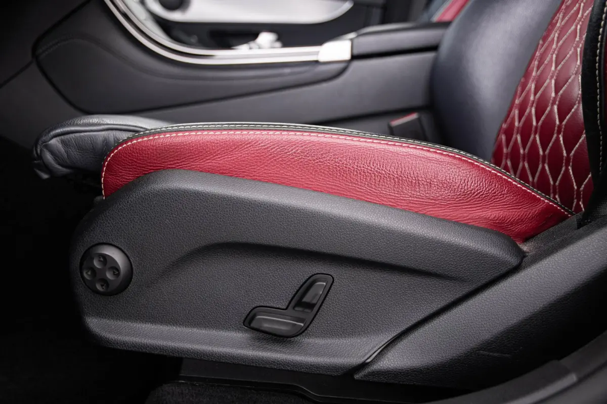 300 4MATIC Exclusive exterieur - Trekhaak - Panoramadak - Zitcomfortpakket voor - Interieurverlichtingspakket - Garmin Map Pilot - Spoorpakket - Parkeerpakket - Easy Pack-achterklep -