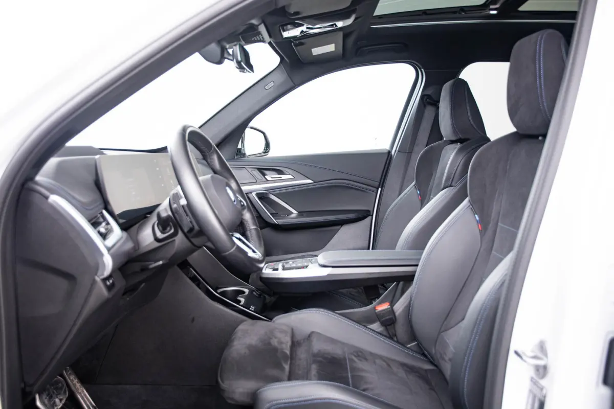 eDrive20 67 kWh M Sport - Panoramadak - Driving Assistant Plus - Head up - Getinte ruiten - Comfort Access - Elektrisch verwarmde voorstoelen - sportstoelen - Grootlichtassistent -