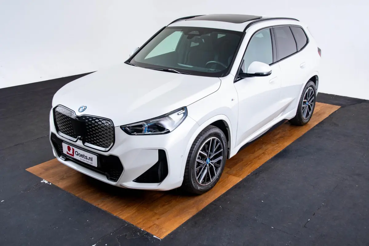 eDrive20 67 kWh M Sport - Panoramadak - Driving Assistant Plus - Head up - Getinte ruiten - Comfort Access - Elektrisch verwarmde voorstoelen - sportstoelen - Grootlichtassistent -