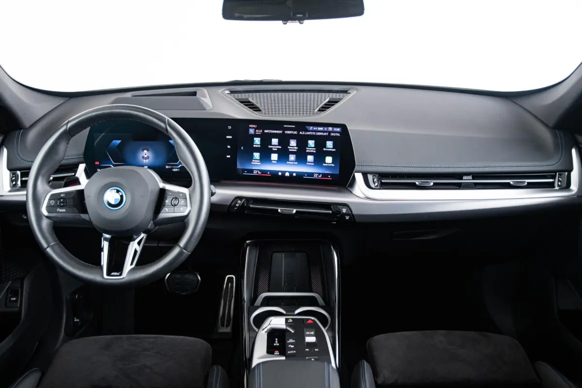 eDrive20 67 kWh M Sport - Panoramadak - Driving Assistant Plus - Head up - Getinte ruiten - Comfort Access - Elektrisch verwarmde voorstoelen - sportstoelen - Grootlichtassistent -