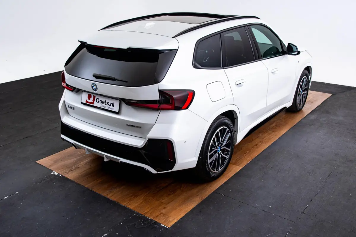 eDrive20 67 kWh M Sport - Panoramadak - Driving Assistant Plus - Head up - Getinte ruiten - Comfort Access - Elektrisch verwarmde voorstoelen - sportstoelen - Grootlichtassistent -