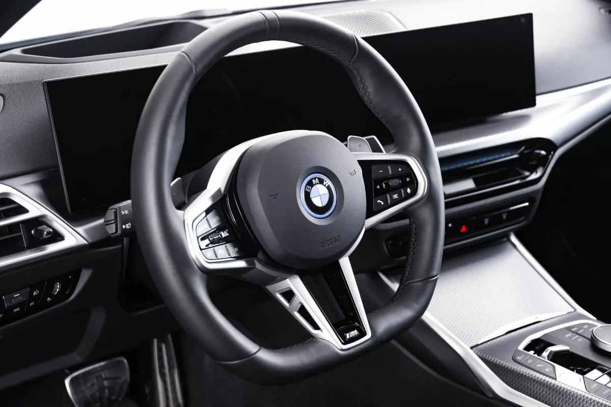 330e M Sport Edition Active Cruise Control - Elektrisch verstelbare/verwarmde voorstoelen - Head up - Sportstoelen - Parking Assistant Plus - Extra getint glas - Comfort Access - Elektrische