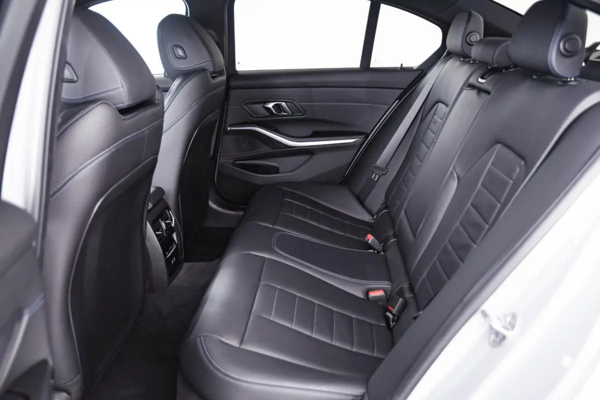 330e M Sport Edition Active Cruise Control - Elektrisch verstelbare/verwarmde voorstoelen - Head up - Sportstoelen - Parking Assistant Plus - Extra getint glas - Comfort Access - Elektrische