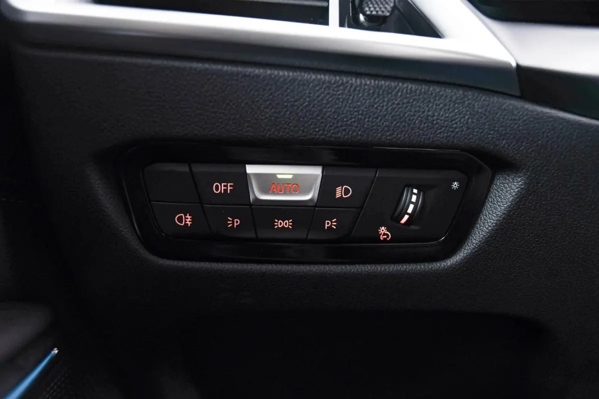 330e M Sport Edition Active Cruise Control - Elektrisch verstelbare/verwarmde voorstoelen - Head up - Sportstoelen - Parking Assistant Plus - Extra getint glas - Comfort Access - Elektrische